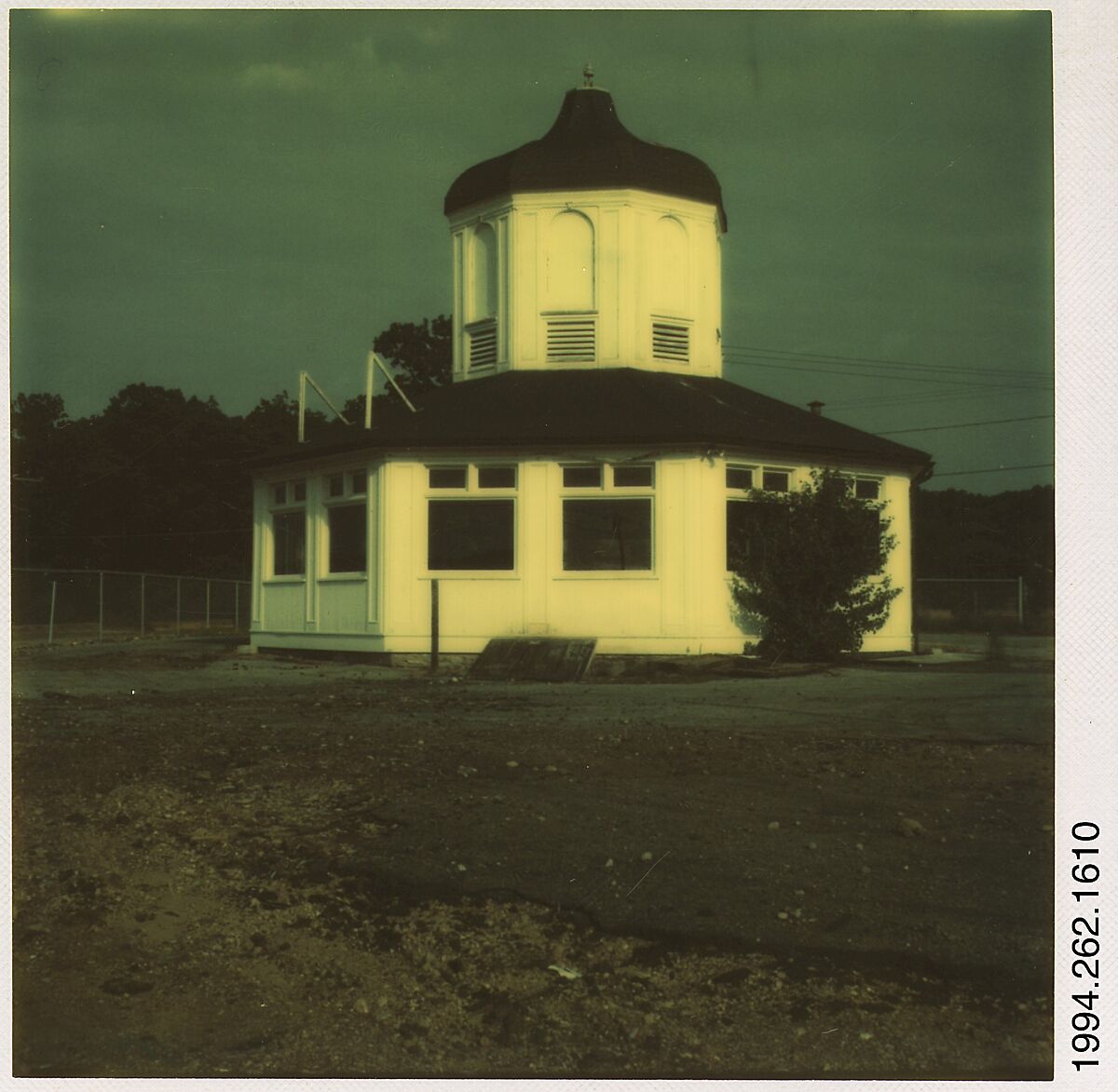 [Hexagonal Roadside Building], Walker Evans (American, St. Louis, Missouri 1903–1975 New Haven, Connecticut), Instant internal dye diffusion transfer print (Polaroid SX-70) 