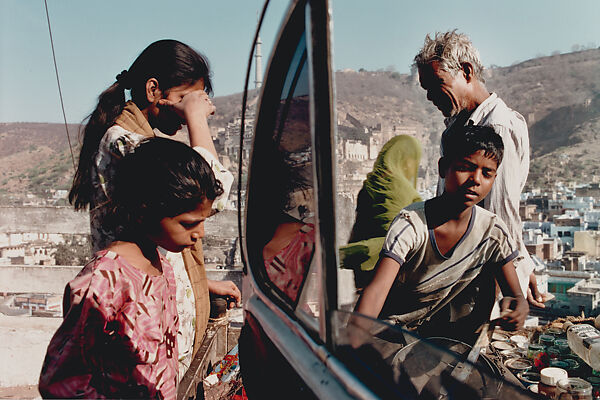 Vendor and Clients, Bundi, Rajasthan, Raghubir Singh (Indian, 1942–1999), Chromogenic print 