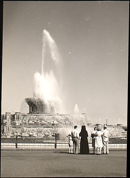 [Fountain with Onlookers, for Fortune Portfolio: "Chicago: A Camera Exploration"], Walker Evans (American, St. Louis, Missouri 1903–1975 New Haven, Connecticut), Gelatin silver print