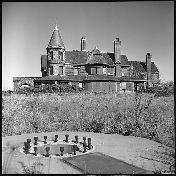 [11 Views of Beach Mansion and Two Unidentified Men], Walker Evans (American, St. Louis, Missouri 1903–1975 New Haven, Connecticut), Film negative