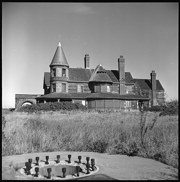 [11 Views of Beach Mansion and Two Unidentified Men], Walker Evans (American, St. Louis, Missouri 1903–1975 New Haven, Connecticut), Film negative