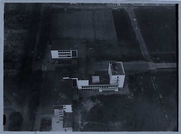 Das Bauhaus von Süden gesehen, Robert Petschow (German, 1888–1945), Gelatin silver print 