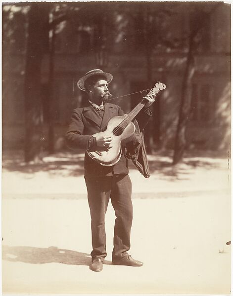 Joueur de Guitare, Eugène Atget (French, Libourne 1857–1927 Paris), Albumen silver print from glass negative 