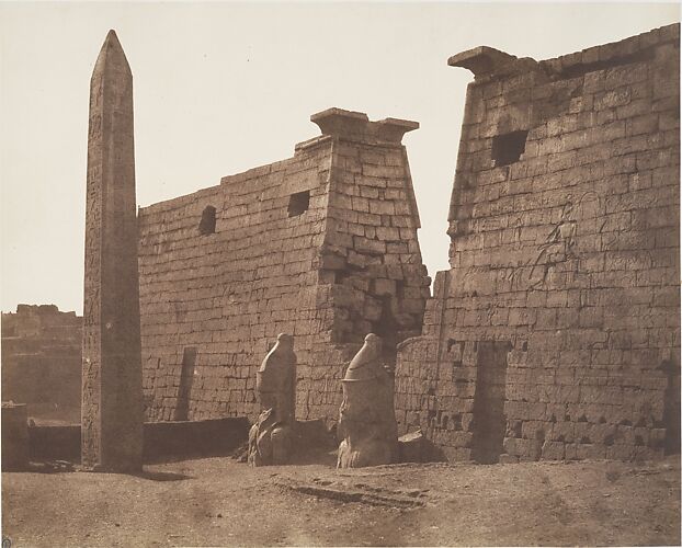 Louksor (Thèbes), Construction Antérieure - Pylône Colosses et Obélisque