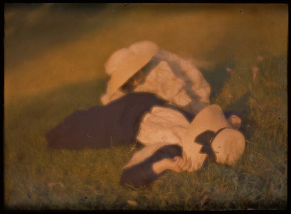 [Mary Warner and Lotte in the Meadow], Heinrich Kühn (Austrian (born Germany), Dresden 1866–1944 Birgitz), Autochrome 