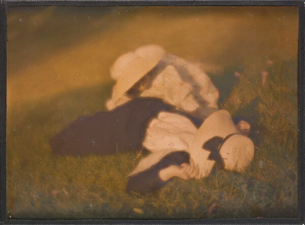 [Mary Warner and Lotte in the Meadow], Heinrich Kühn (Austrian (born Germany), Dresden 1866–1944 Birgitz), Autochrome