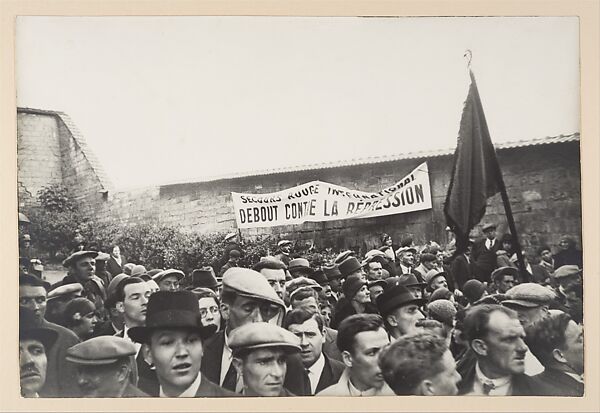 Manifestation au Mur des Fédérés, Père Lachaise, Paris, France, 1936-1939, Henri Cartier-Bresson (French, Chanteloup-en-Brie 1908–2004 Montjustin), Gelatin silver print 