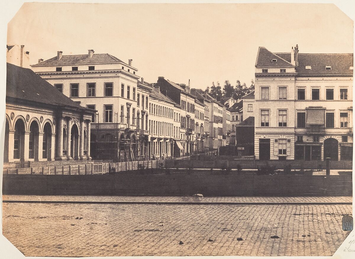 Vue de face du balcon avant l'entière construction de la place, Louis-Pierre-Théophile Dubois de Nehaut (French, active Belgium, 1799–1872), Albumen silver print from paper negative 