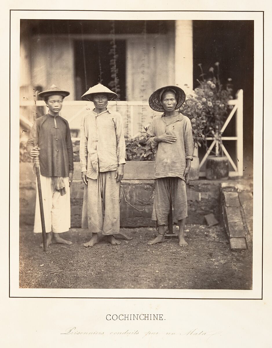 Prisonniers conduits par un Mata, Cochinchine, Emile Gsell (French, Sainte-Marie-aux-Mines 1838–1879 Vietnam), Albumen silver print from glass negative 