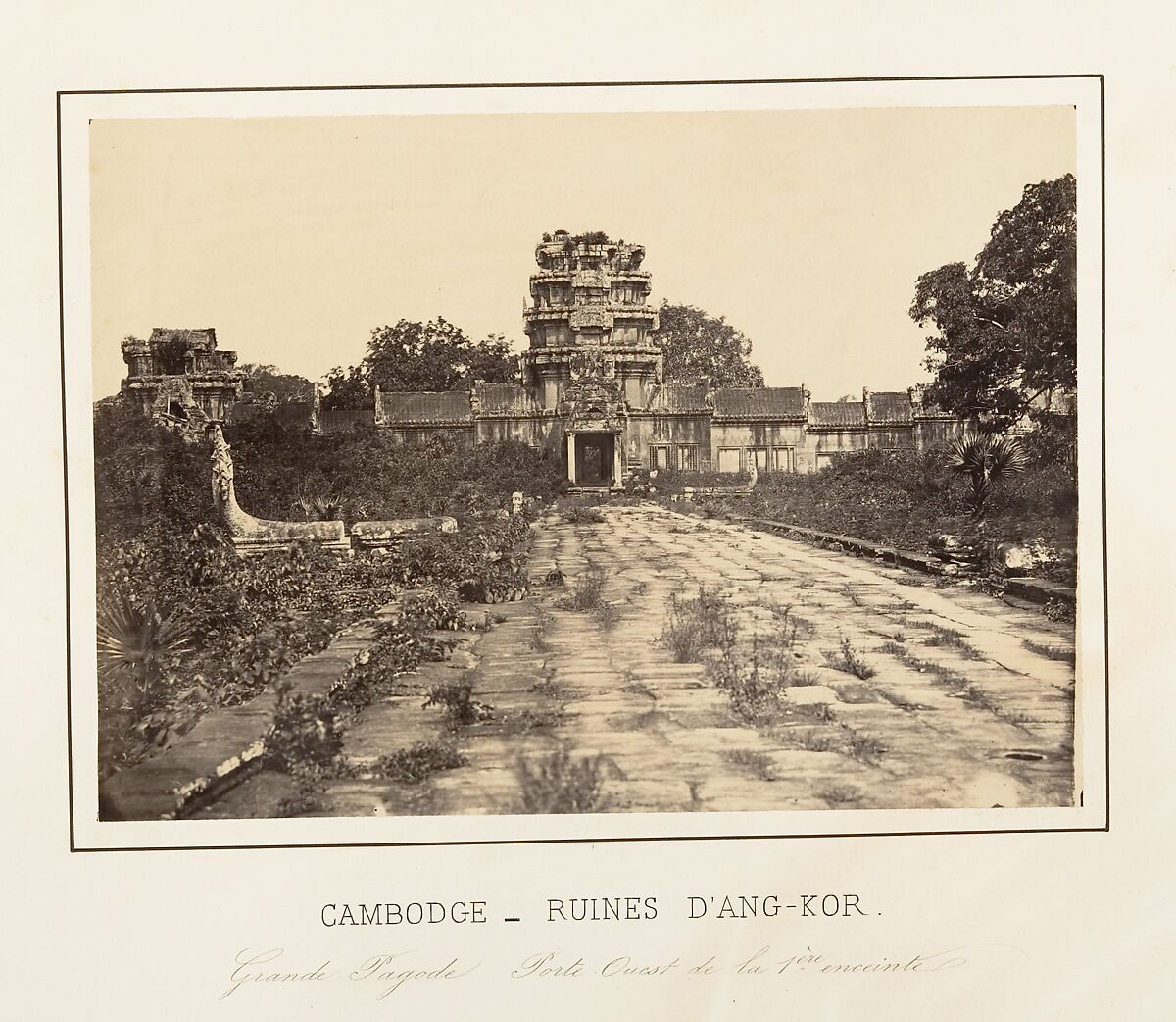 Grande Pagode Porte Ouest de la 1ère enceinte, Emile Gsell (French, Sainte-Marie-aux-Mines 1838–1879 Vietnam), Albumen silver print from glass negative 