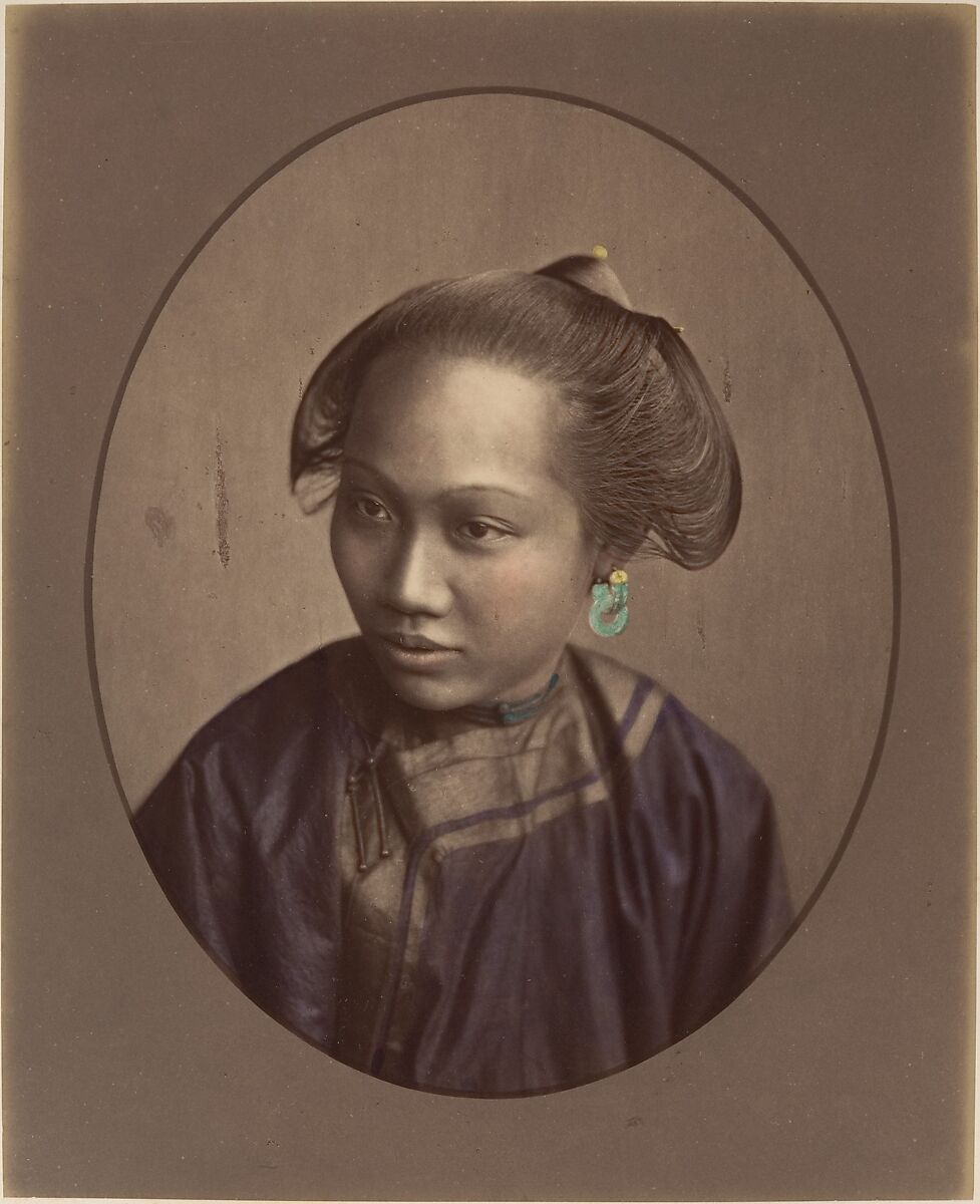 [Woman from Canton], Raimund von Stillfried (Austrian, 1839–1911), Albumen silver print from glass negative with applied color 