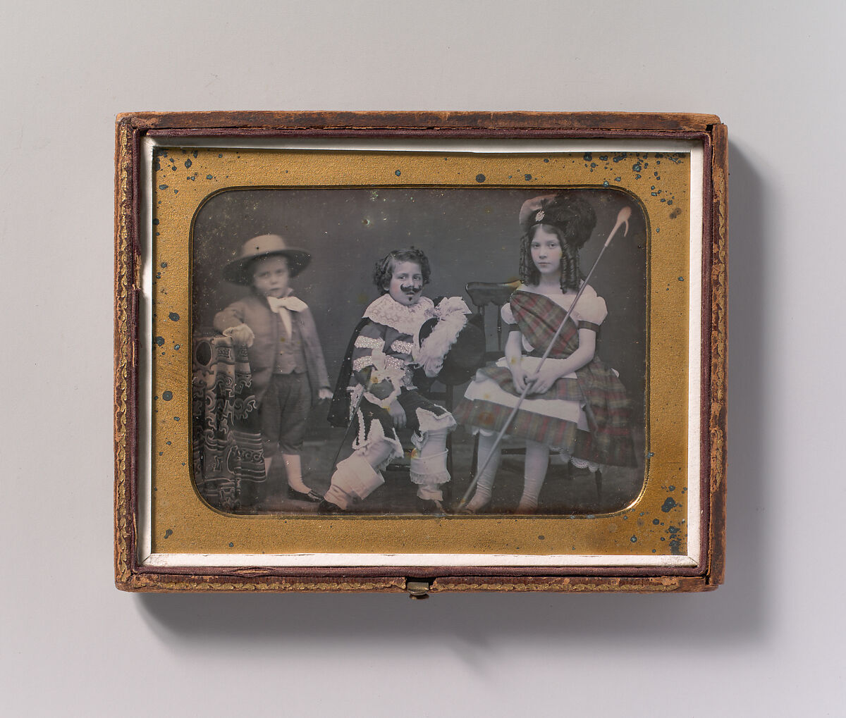 [Three Children in Costume], Unknown (American), Daguerreotype with applied color 