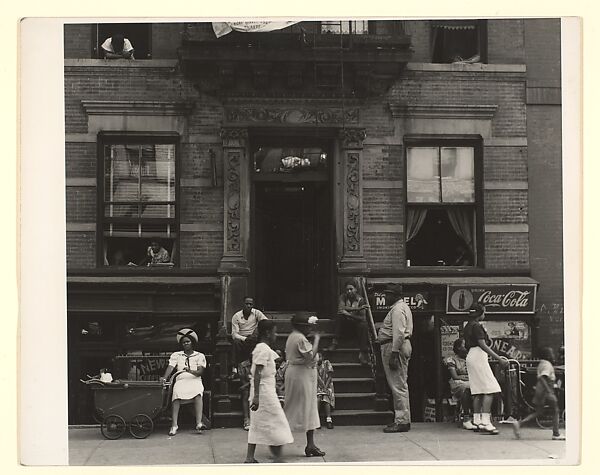 [Shopfronts and Pedestrians, New York], Sid Grossman (American, 1913–1955), Gelatin silver print 