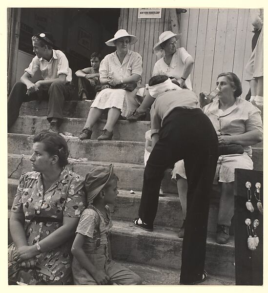 [Crowd on Steps of New York Rubber Corporation, New York], Sid Grossman (American, 1913–1955), Gelatin silver print 