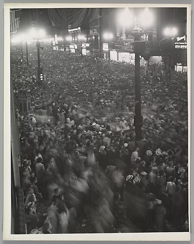 [State Street at Madison, Looking South, Xmas Shoppers]