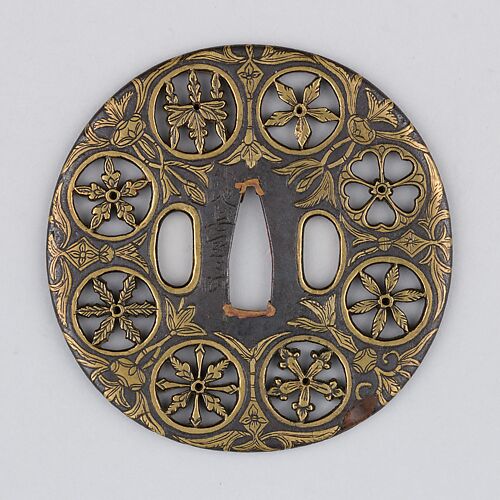 Sword guard (<i>Tsuba</i>) Depicting Crests and Arabesques (家紋散唐草文鐔)