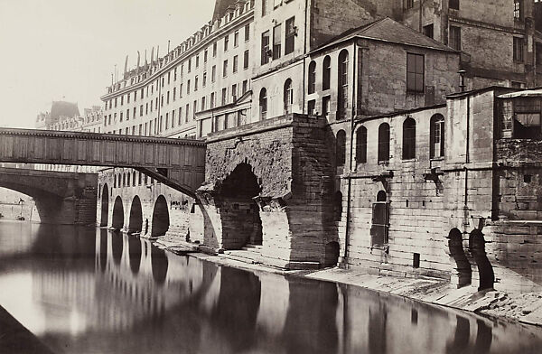 Hôtel-Dieu et Pont Saint-Charles (fourth arrondissement), Charles Marville (French, Paris 1813–1879 Paris), Albumen silver print from glass negative 
