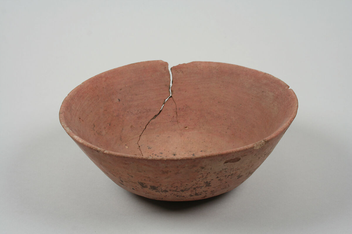 Undecorated painted bowl with flared sides, Ceramic, pigment, Paracas 