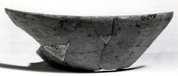 Undecorated painted bowl with flared sides, Ceramic, Paracas 
