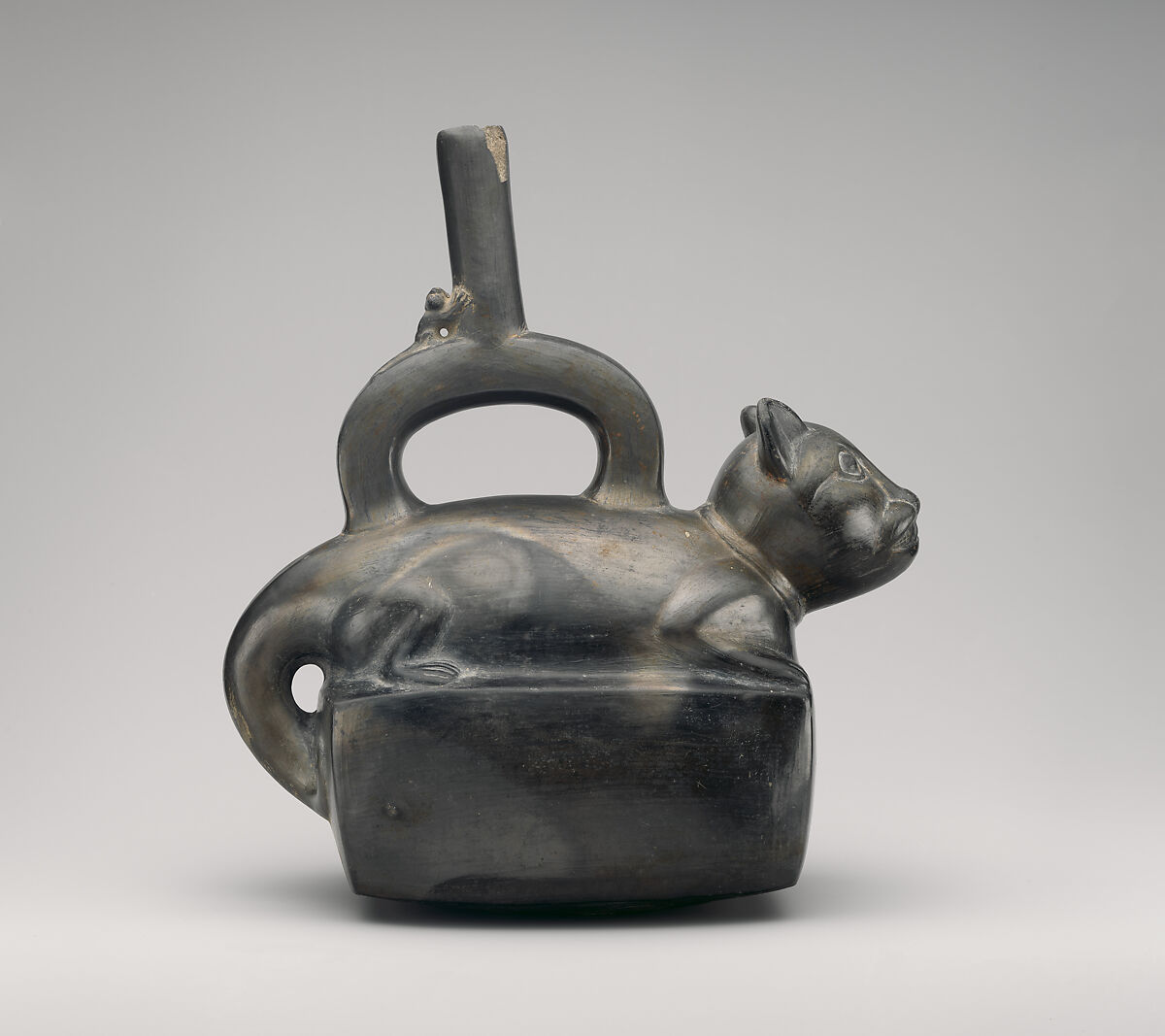 Stirrup-spout bottle with feline, Chimú artist(s), Ceramic, Chimú