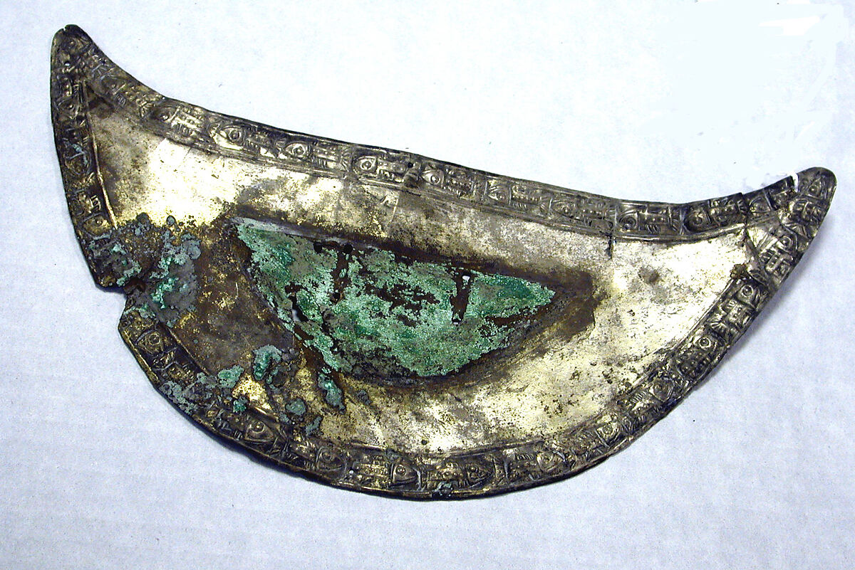 Ornament Curved Plaque with Fish Motif, Silver (hammered), gilt, Chimú 
