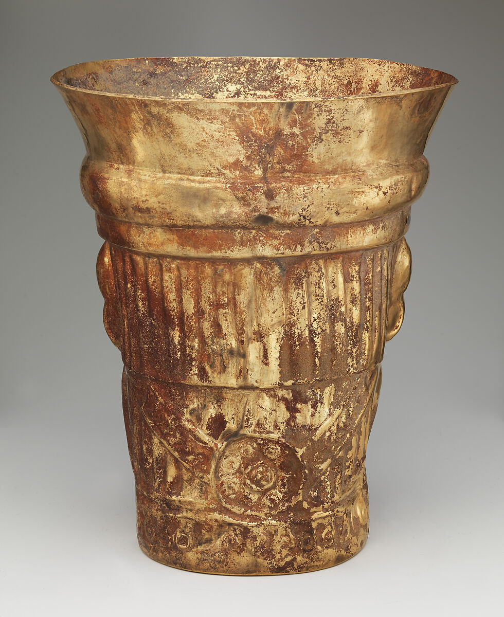 Beaker with figure and Spondylus shell, Lambayeque (Sicán) artist(s), Gold, Lambayeque (Sicán)