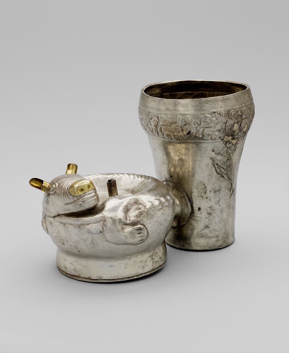 Double-chambered vessel with dog, Chimú artist(s), Silver, gold, Chimú 