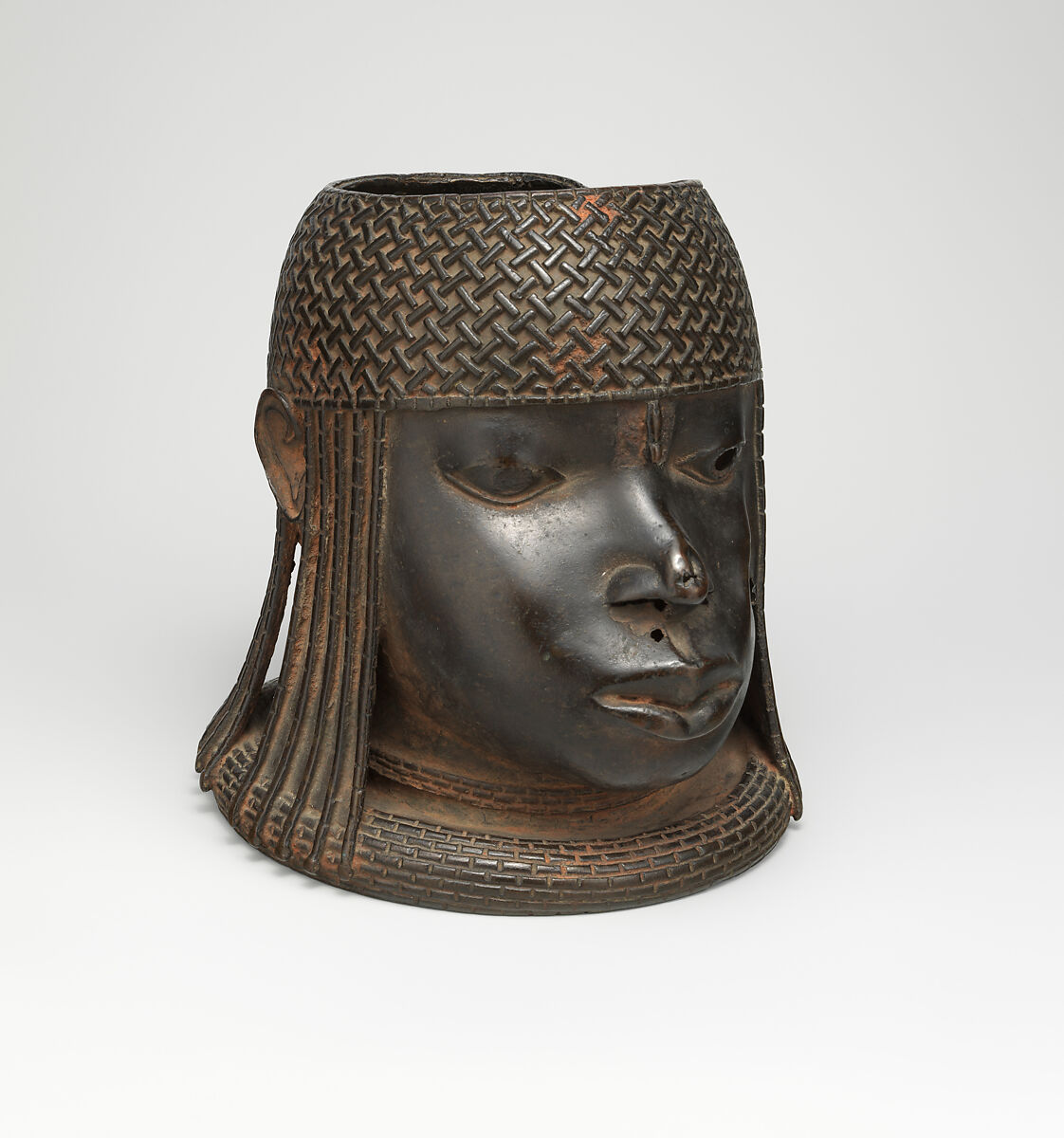 Ùhúnmwèlaò (head of an ọ́bà), Ìgùn Ẹ́rọ̀nwwọ̀n (brass-casting guild) artists, Brass, iron, Edo peoples