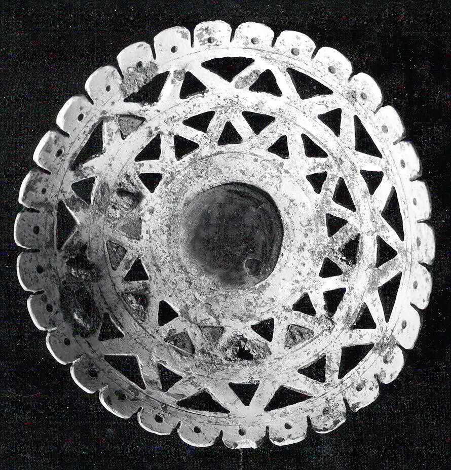 Earflare Frontal, Huastec artist(s), Shell, red pigment (cinnabar), iron-based metal (inlays probably pyrite), Huastec