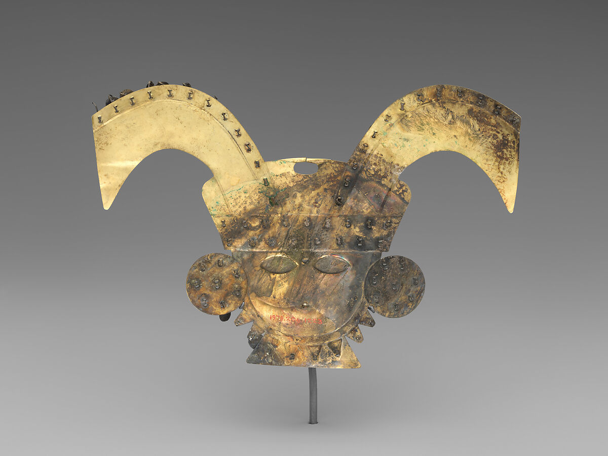 Nose ornament in the shape of a head, Gold (partially silvered), silver, Moche