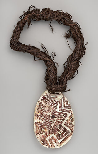 Engraved pearl shell and hair-string belt (riji, or jakoli, longkalongka)