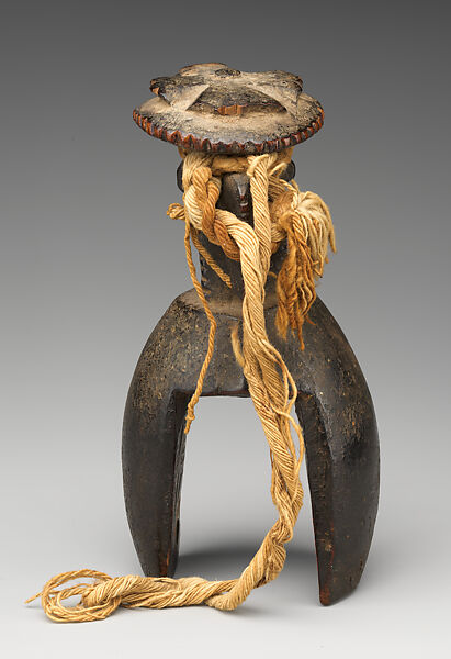 Heddle pulley with opposing faces, Baule or Guro artist, Wood, string, Baule or Guro peoples
