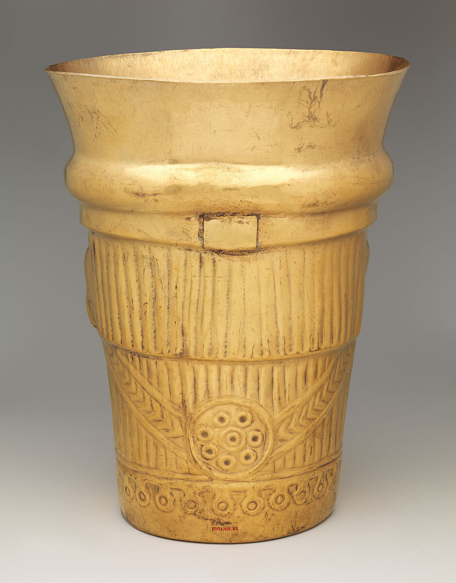 Beaker with figure and Spondylus shell, Lambayeque (Sicán) artist(s), Gold, Lambayeque (Sicán)