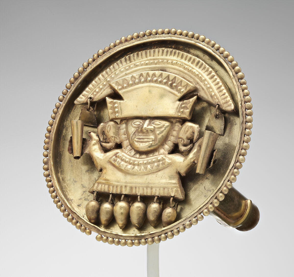 Earflare with figure holding beakers, Chimú artist(s), Gold, Chimú
