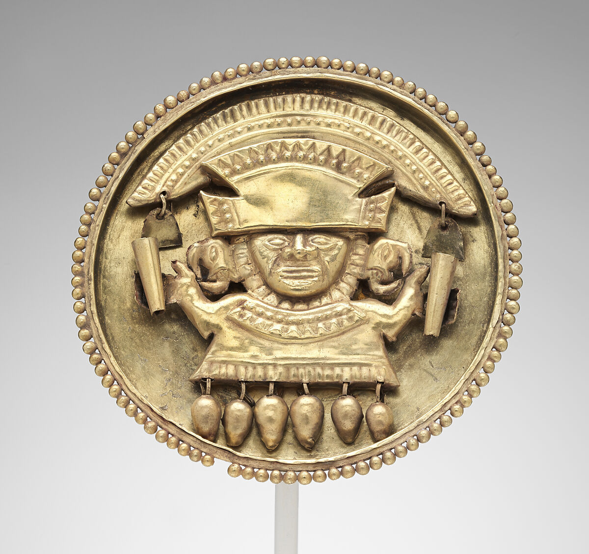 Earflare with figure holding beakers, Chimú artist(s), Gold, Chimú 