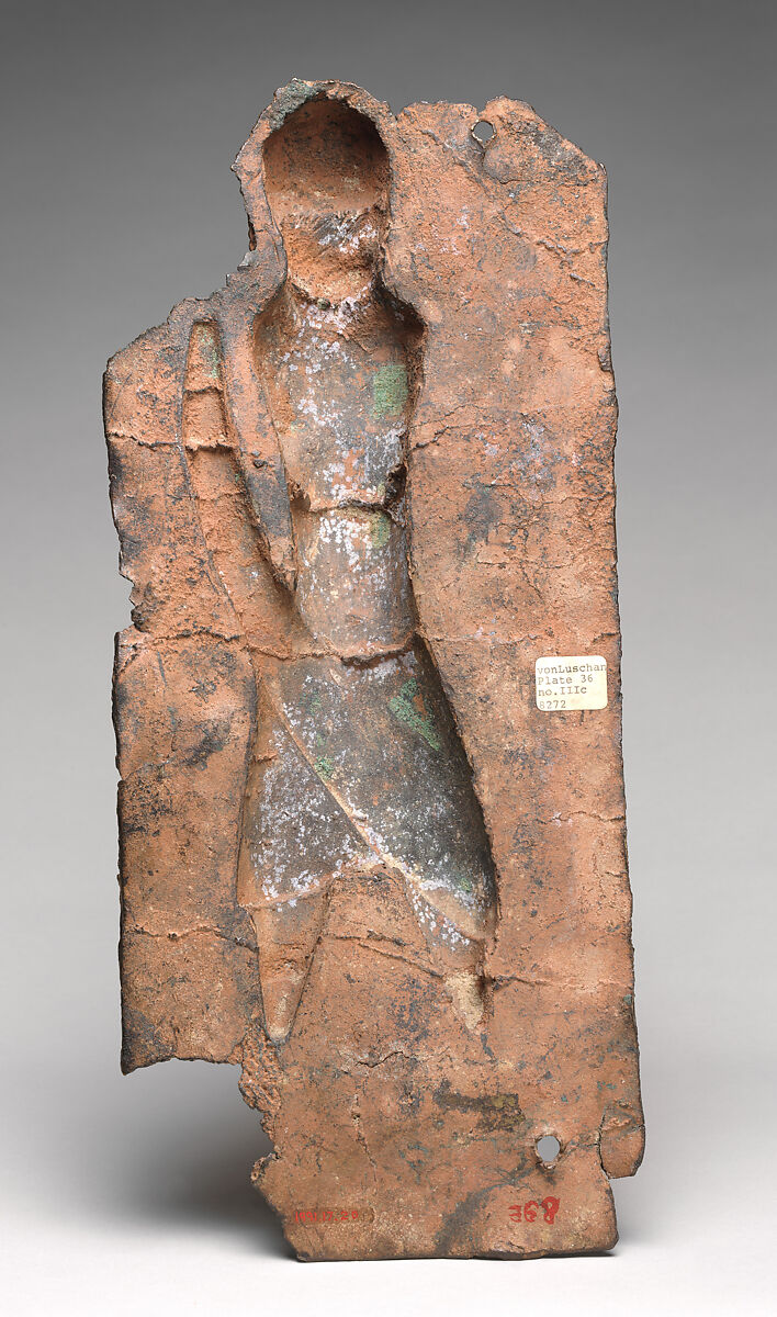 Plaque with Court Official Holding a Protective Amulet, Ìgùn Ẹ́rọ̀nwwọ̀n (brass-casting guild) artists, Brass, Edo peoples