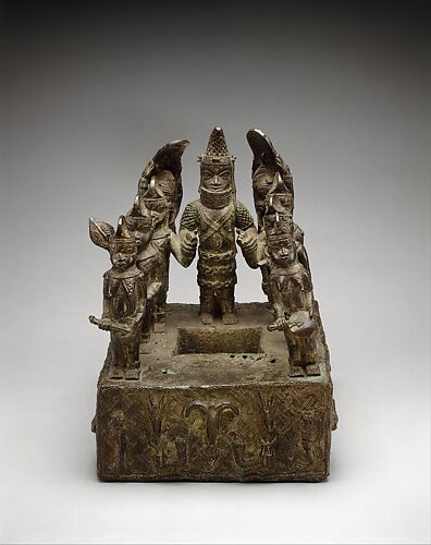 Ùrhọ̀tọ̀ (altar tableau) with an iyọ́bà (queen mother) and attendants