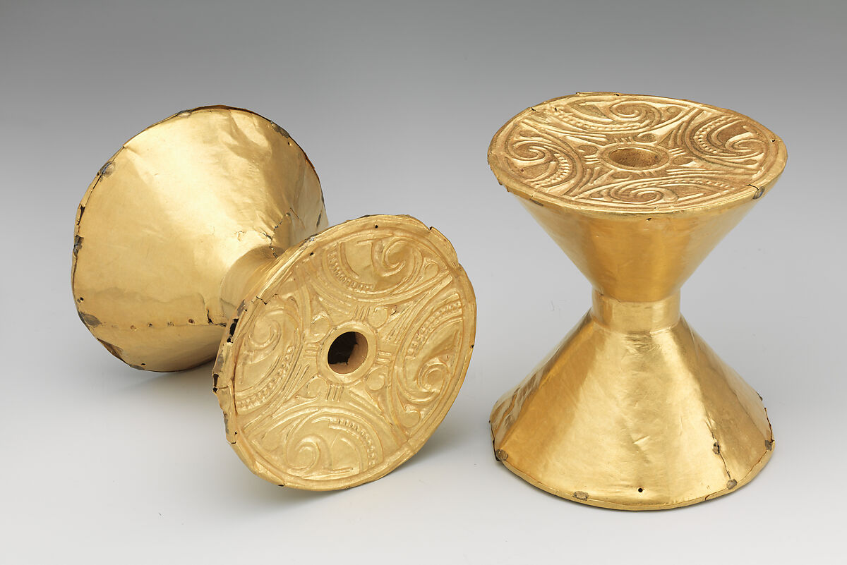 Earspool, Calima (Yotoco) artist, Hammered gold, Calima-Yotoco