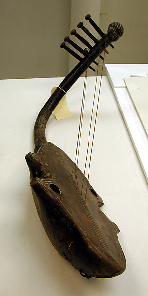 Figurative Harp (Domu), Wood, hide, kaolin, Mangbetu peoples 