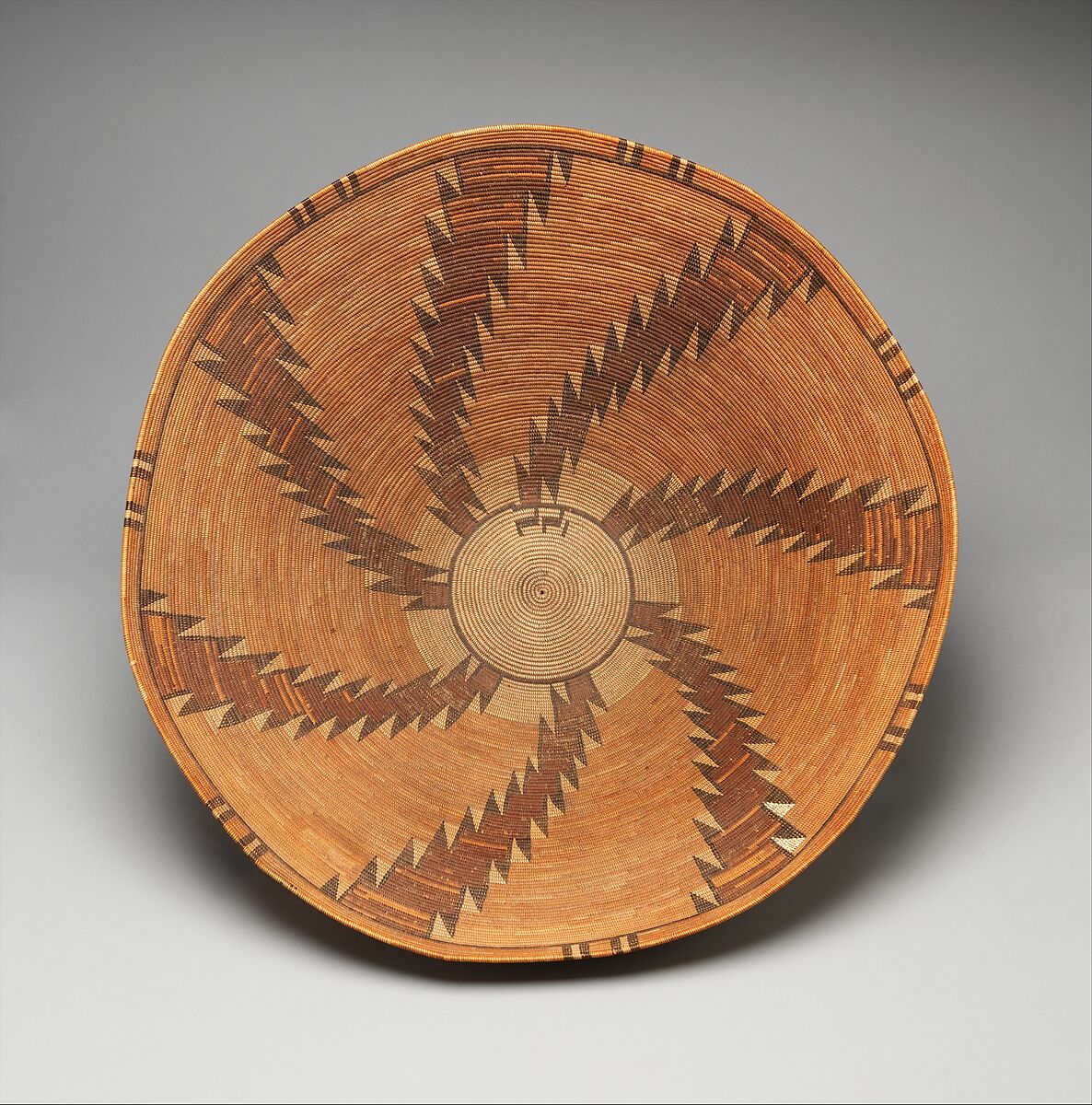 Cooking Basket, Mary Tecuyas (Mary Tecuyas, American, Tübatulabal, 1760 (?), California–Bakersfield, CA, 1916), Cladium root, yucca root, sumac, bracken fern root on bundle foundation, Tübatulabal