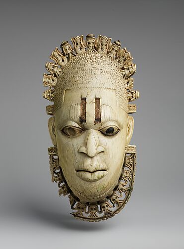 Pendant mask of Ìyọ́bà Idià