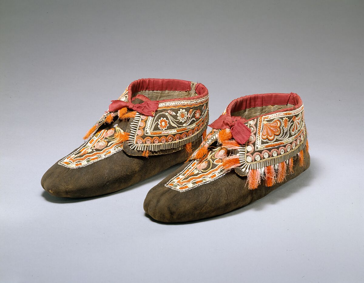 Pair of Moccasins, Native-tanned and dyed skin, silk, quill, deer and moosehair, metal, Huron 
