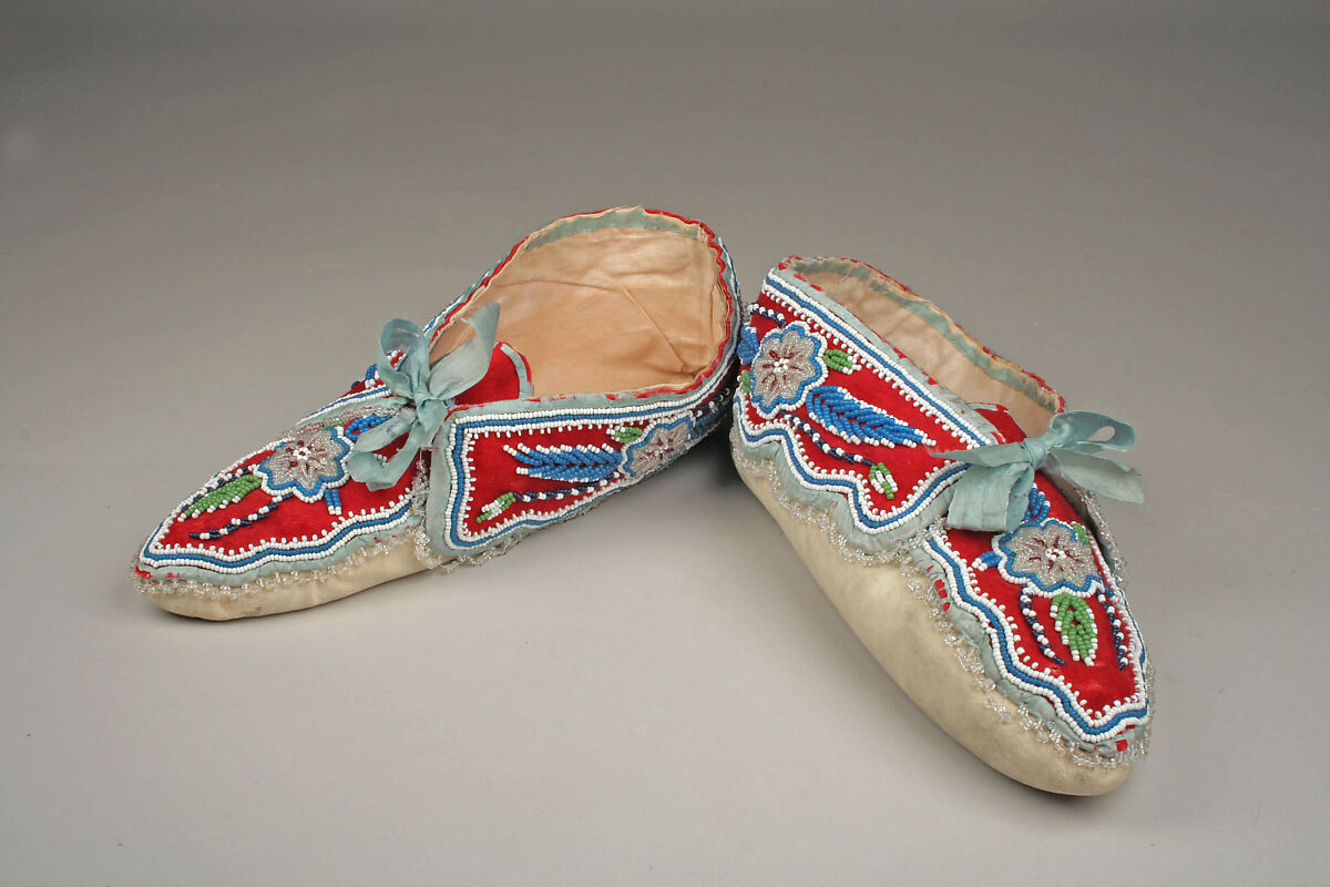 Pair of Moccasins, Native-tanned skin, wool, cotton, silk, glass, Huron