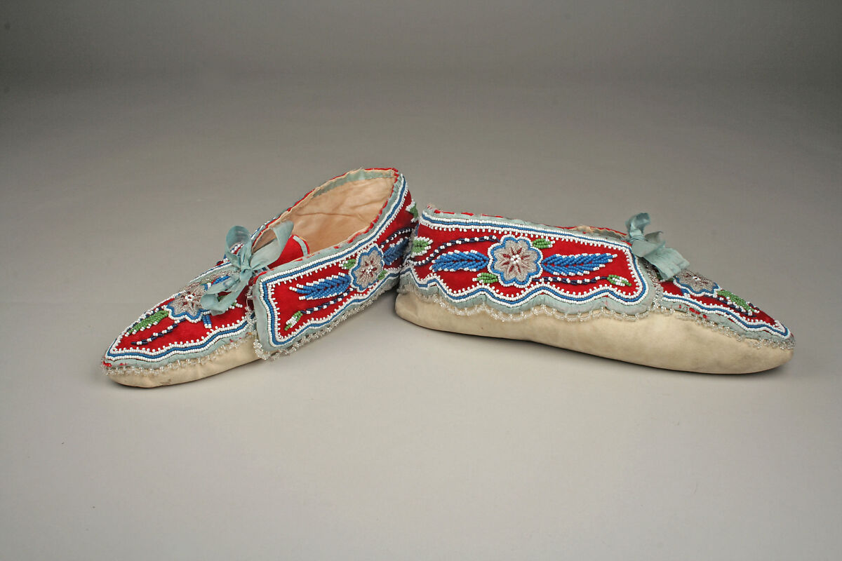 Pair of Moccasins, Native-tanned skin, wool, cotton, silk, glass, Huron
