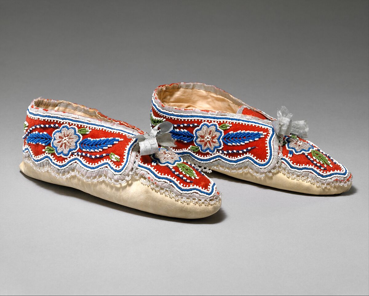 Pair of Moccasins, Native-tanned skin, wool, cotton, silk, glass, Huron 