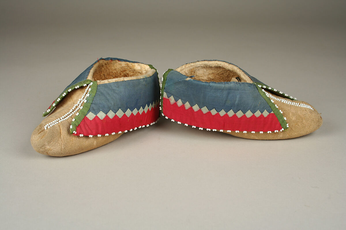 Pair of Moccasins, Native-tanned skin, sinew, thread, silk, glass, Wyandot or Shawnee