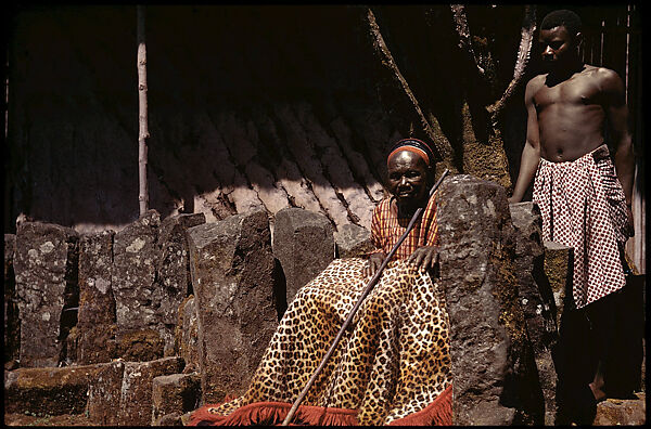 achterzijde universiteitsstudent Arne Paul Gebauer | Fon Ndi (r. 1926–54) and attendant at ntul, Laikom's  landmark identified with its founding | The Metropolitan Museum of Art