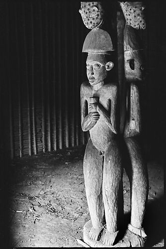 Laikom Court, detail of an interior pillar in the form of a retainer, attributed to Yu, celebrated fon and sculptor (1865–1912)