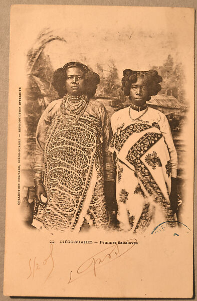 Sakalava women [Queen Binao of the Sakalava kingdom, r. 1895-1927, and attendant], Postcard, collotype 