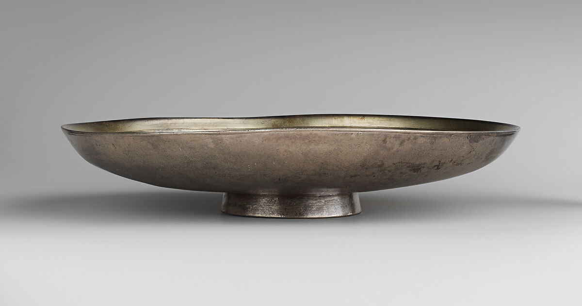 Plate with king hunting rams, Silver, mercury gilding, niello inlay, Sasanian